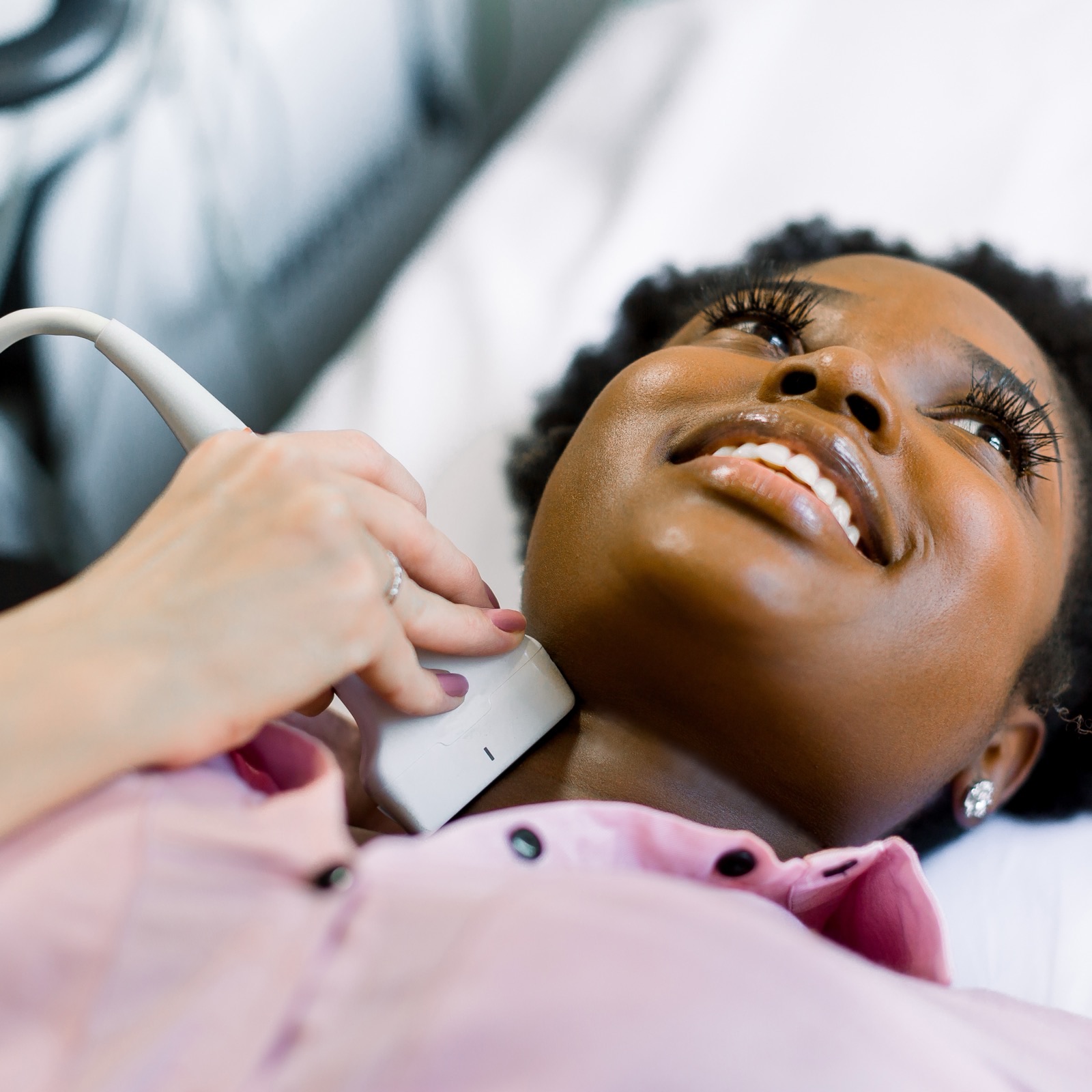 Medico realizando biopsia guiada por ultrasonido en el cuello de una paciente